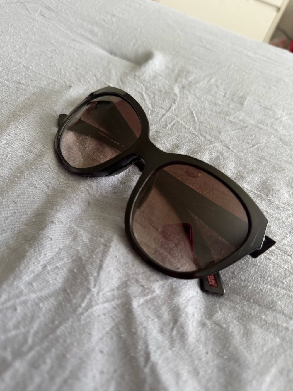 Women's Black Oakley Round Sunglasses - Classic UV Protection